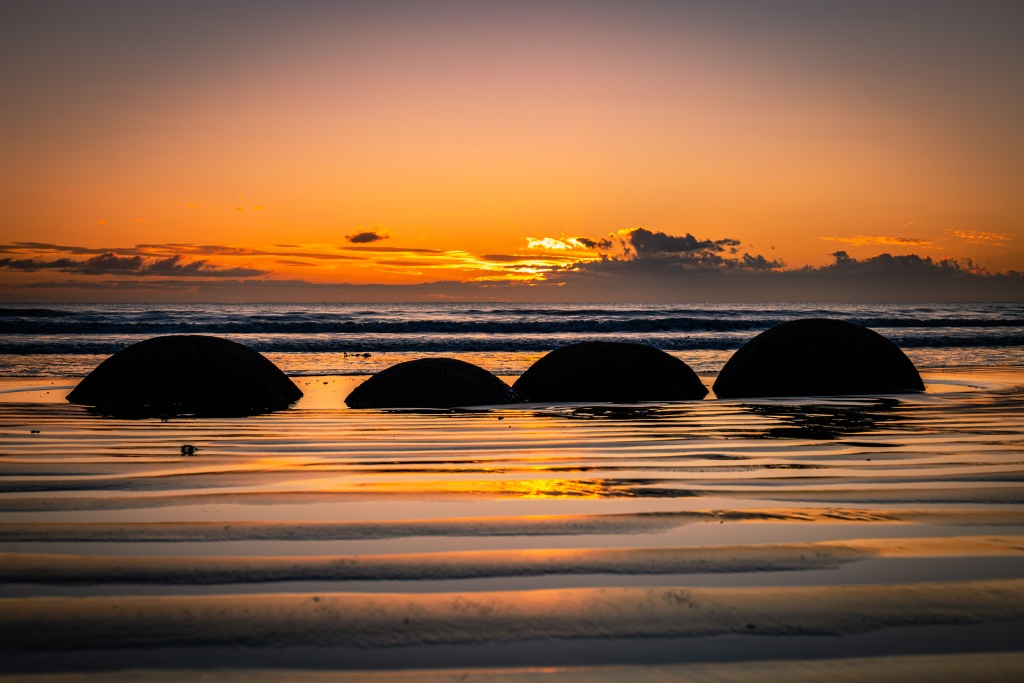Voir la plage Moeraki Boulders à marrée basse