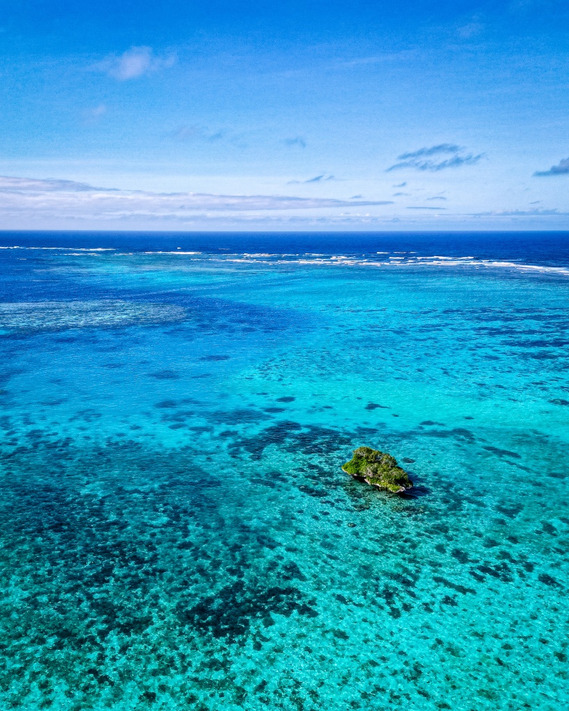Que faire à l'île des pins : faire de la pirogue dans la baie d'Upi