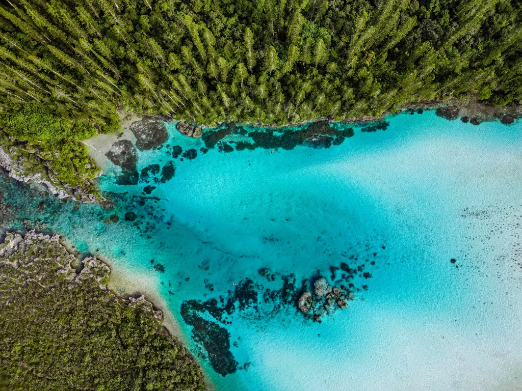 Se baigner dans la piscine naturelle de la baie d'Oro sur l'île des Pins en Nouvelle-Calédonie