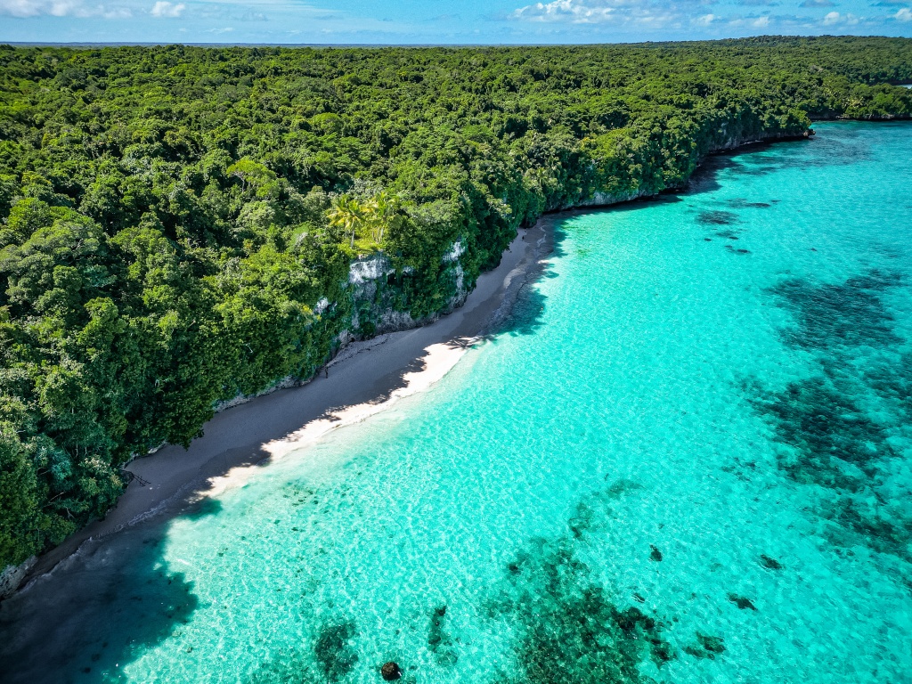 Que faire à Lifou : marcher jusqu'à la plage de Kiki