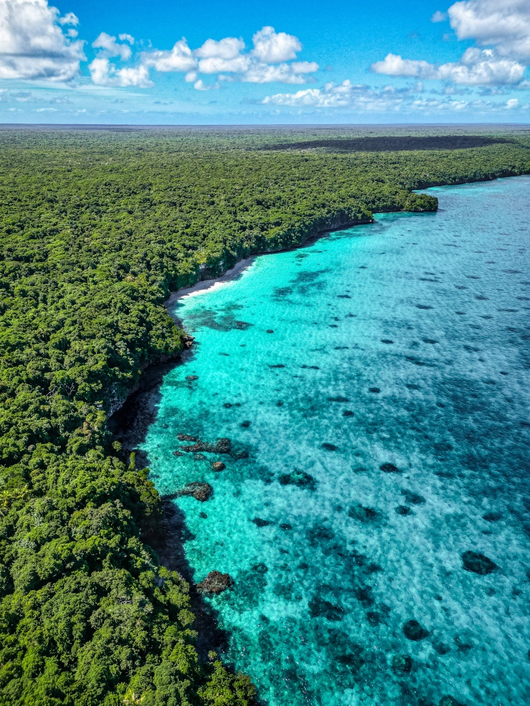 Visiter Lifou : marcher jusqu'à la plage de Kiki