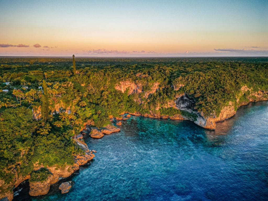 Visiter Lifou : voir le coucher de soleil depuis les falaises de Jokin