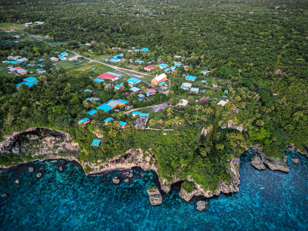 Visiter Lifou : admirer la vue depuis les falaises de Jokin