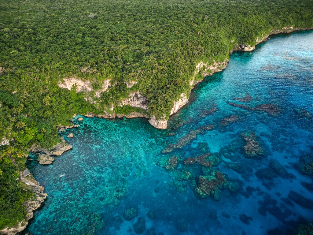 Incontournables à Lifou : voir le coucher de soleil depuis les falaises de Jokin