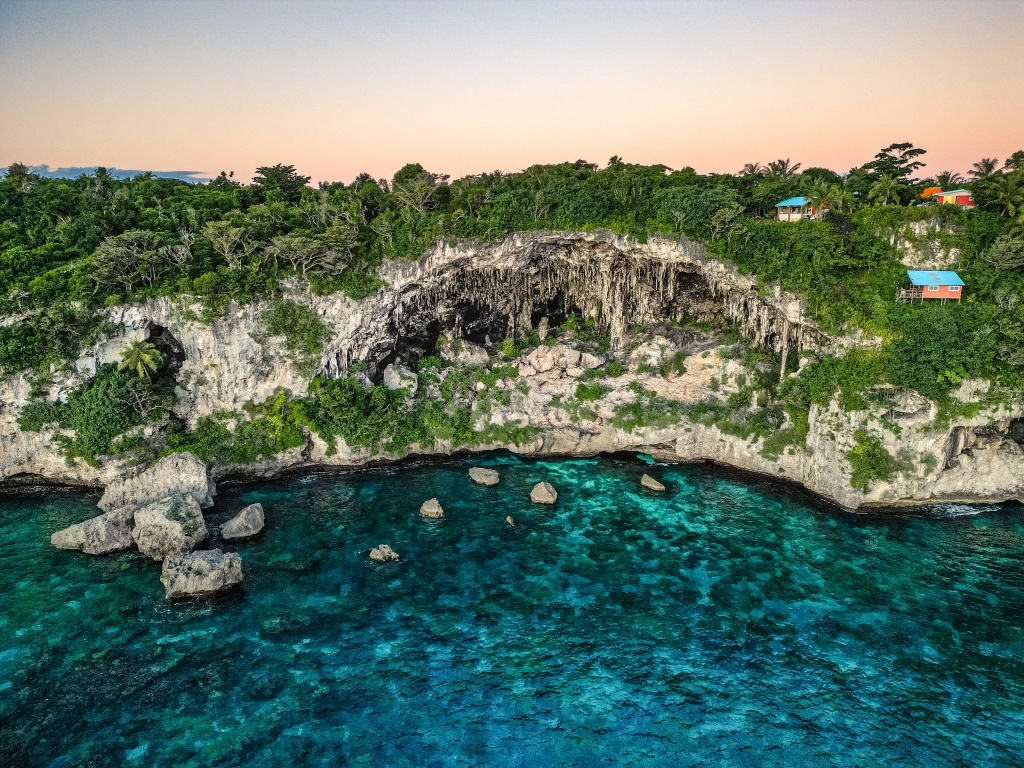 Que faire à Lifou : admirer la vue depuis les falaises de Jokin
