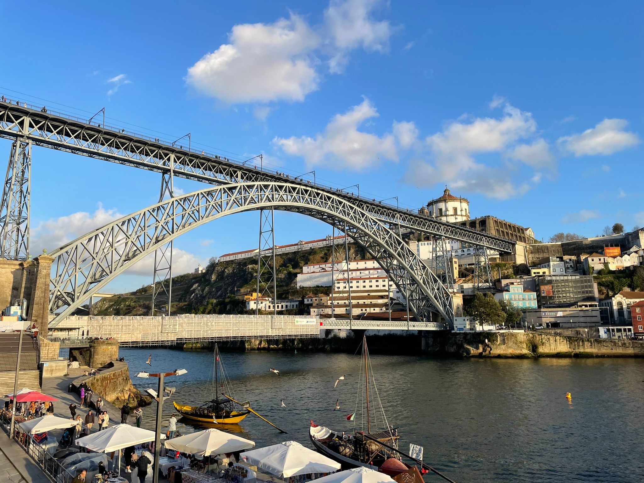 Visiter Porto en 3 jours : Traverser le pont Dom Luís I entre Porto et Gaia