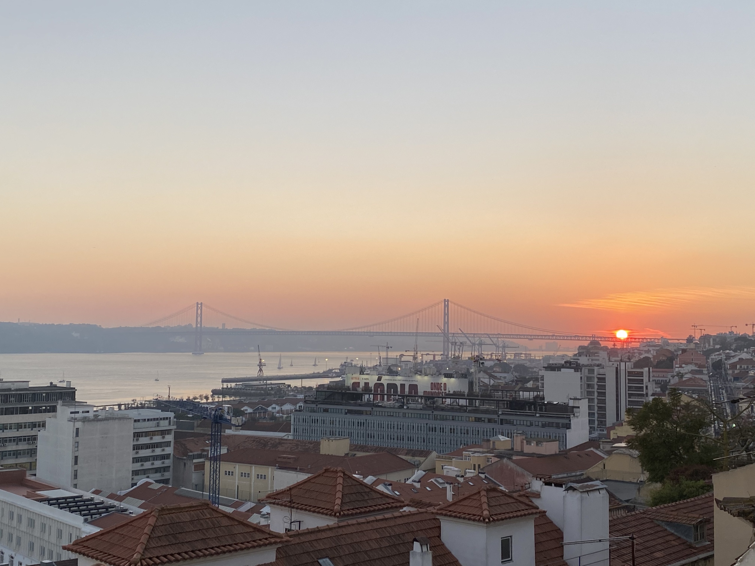 Le miradouro de Santa Catarina, meilleur endroit d'où voir le coucher de soleil à Lisbonne