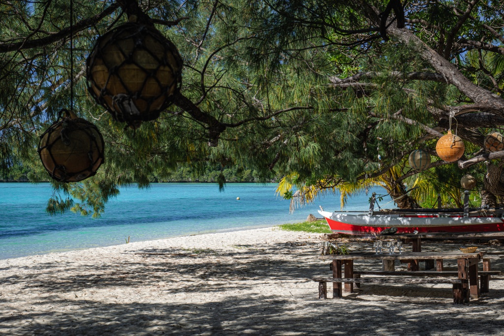 Que faire à l'île des pins : manger une langouste les pieds dans le sable