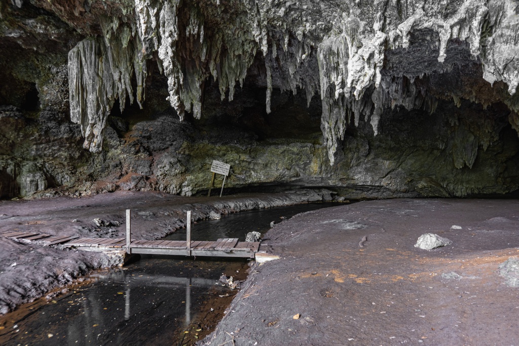 Que faire à l'île des pins : Explorer la grotte de la Reine Hortense