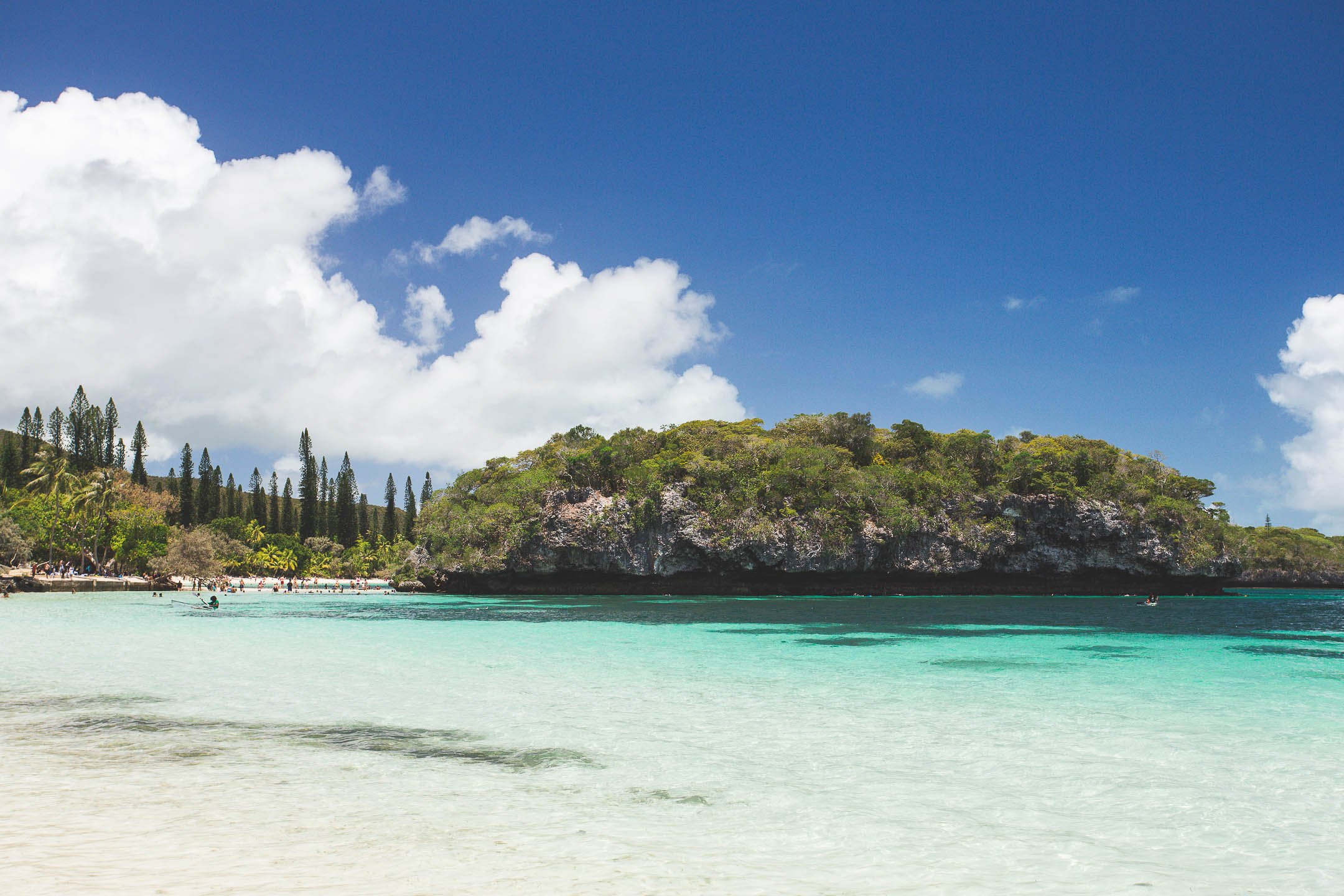 Que faire à l'île des pins - Se baigner à la baie de Kanuméra et son rocher sacré